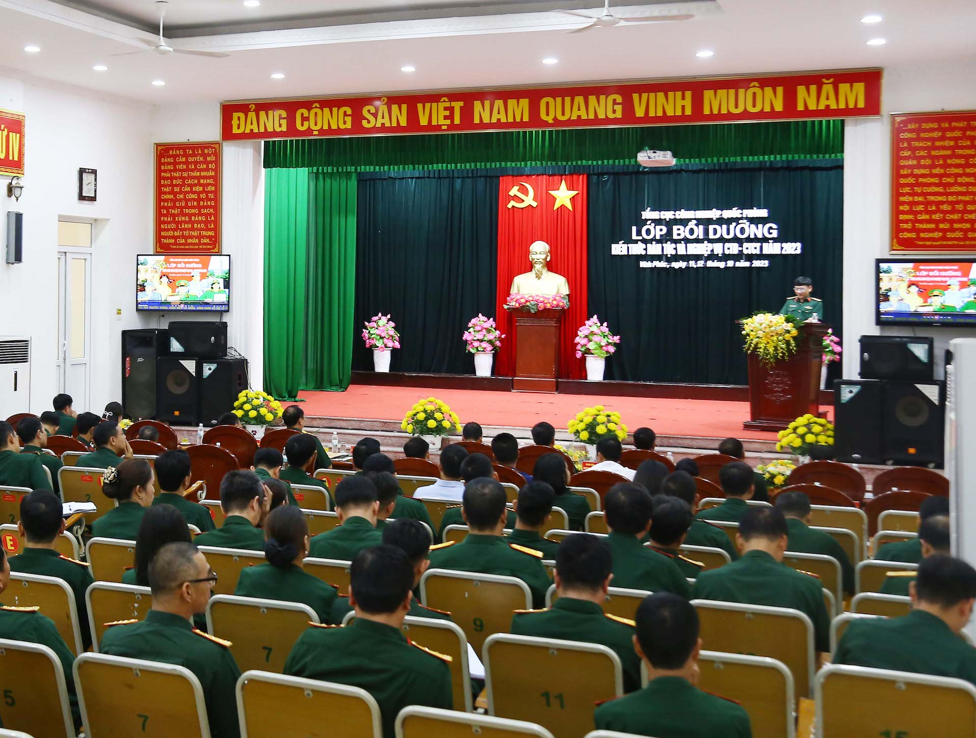 Tập huấn bồi dưỡng kiến thức dân tộc, công tác Đảng, công tác chính trị